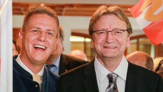 Karl Schnell und sein Stellvertreter Markus Steiner (li.) ließen sich feiern. (Bild: Neumayr/MMV)