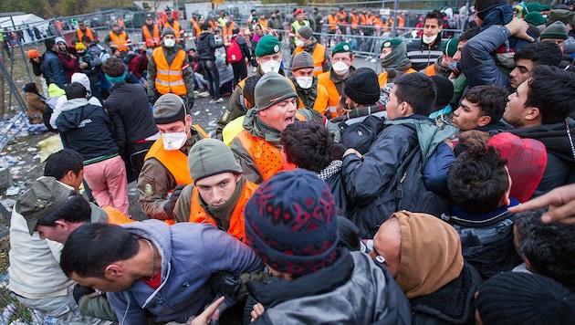 Am Grenzübergang Spielfeld kommt es täglich zu chaotischen Szenen. (Bild: APA/AFP/Rene Gomolj)