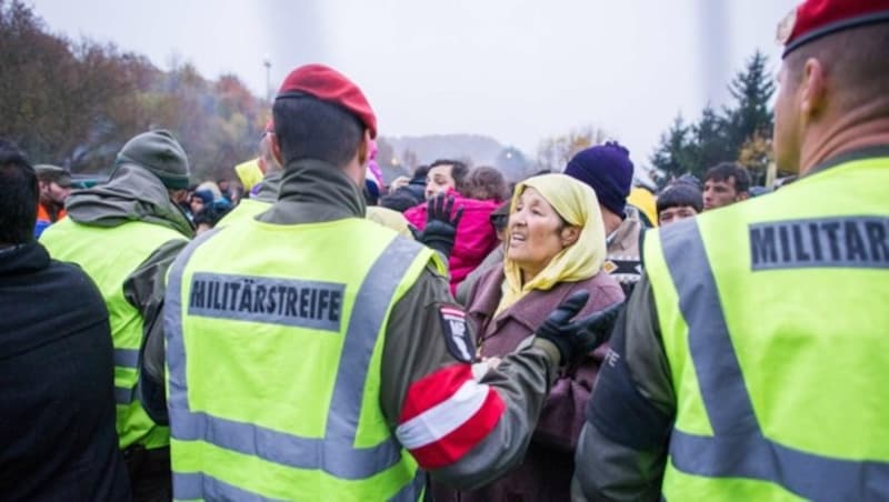 Der Flüchtlingsstrom an der Grenze zu Slowenien hält die heimischen Einsatzkräfte weiter in Atem. (Bild: APA/AFP/Rene Gomolj)