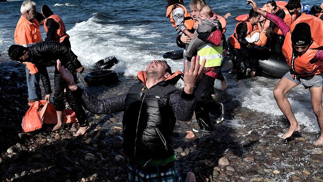 Gerettete Boostsflüchtlinge in der Ägäis (Symbolfoto) (Bild: APA/AFP/ARIS MESSINIS)