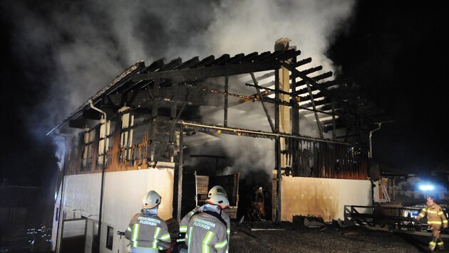 Beim ersten Großbrand wurde der Scheunentrakt des Anwesens ein Raub der Flammen. (Bild: ZOOM-TIROL)