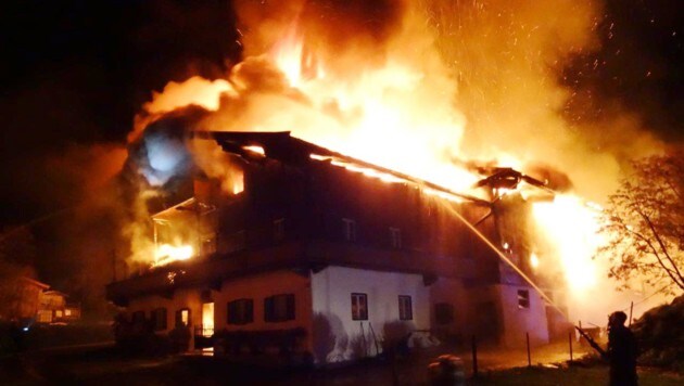 Drei Monate nach dem ersten Großbrand ging der benachbarte â01EFrandlâ01C-Hof in Flammen auf. (Bild: ZOOM-TIROL)