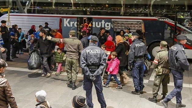 Zirka ein Dutzend Busse mit Flüchtlingen kam am Donnerstagabend am Salzburger Bahnhof an. (Bild: Markus Tschepp)
