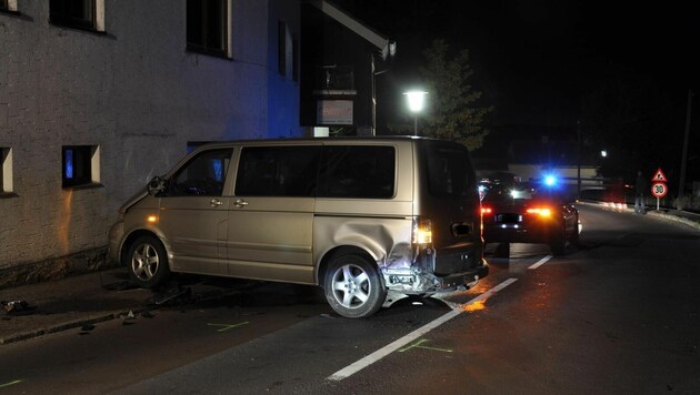 Das von der Polizei in Tschechien gestoppte Fluchtfahrzeug (Bild: APA/POLZEI)