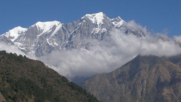 Der Nord-, Mittel- und Südgipfel des Nilgiri Himal (Bild: wikipedia.org/Vyacheslav Argenberg)