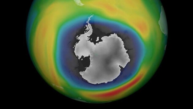 Das blau markierte Ozonloch über der Antarktis im Oktober 2015 (Bild: DLR (CC-BY 3.0))