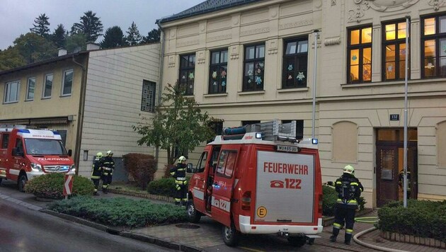 Einsatzkräfte der Feuerwehr vor der Volksschule (Bild: APA/LFKNÖ/RESPERGER)