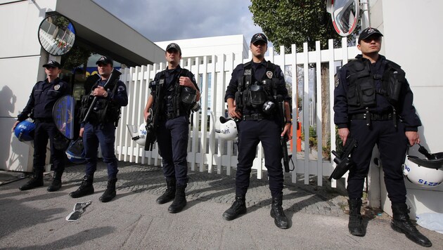 Schwer bewaffnete Polizisten waren während der Razzia vor der Einfahrt zum TV-Sender postiert. (Bild: AP)