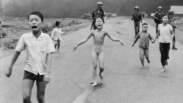 Das Foto des "Napalm-Mädchens" zeigt der ganzen Welt die furchtbare Realität des Vietnamkriegs. (Bild: AP)