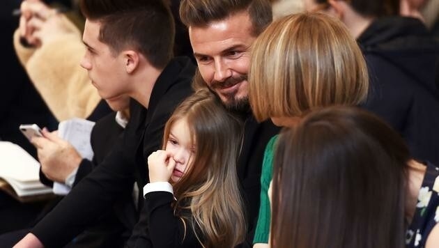Harper Beckham kann der Unterhaltung ihres Papas mit Anna Wintour nichts abgewinnen. (Bild: AFP)