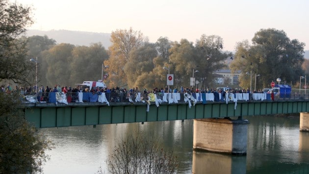 Die beiden Flüchtlinge sprangen von der alten Innbrücke. (Bild: APA/DANIEL SCHARINGER)