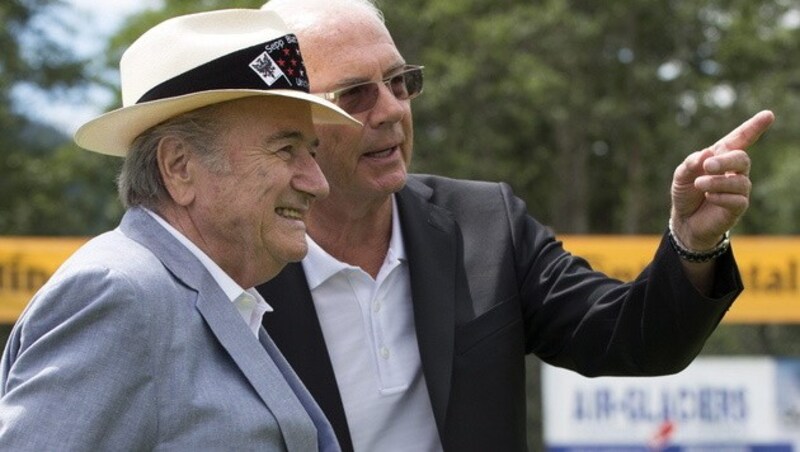 Franz Beckenbauer mit Sepp Blatter (Bild: APA/EPA/ANTHONY ANEX)