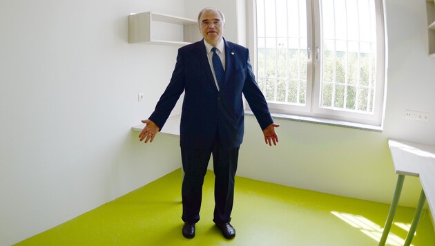 Minister Wolfgang Brandstetter in einer Zelle der neuen Salzburger Justizanstalt in Puch-Urstein. (Bild: APA/BARBARA GINDL)