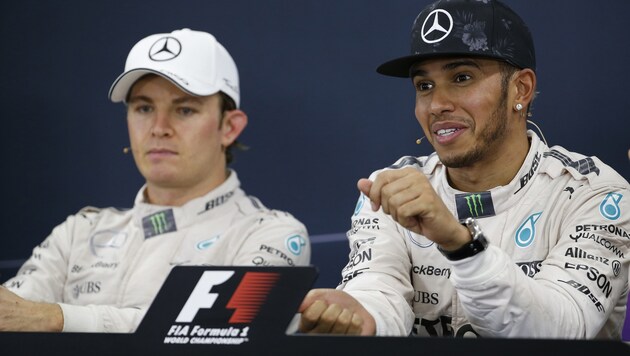 Nico Rosberg (links) neben seinem Teamkollegen Lewis Hamilton (Bild: AP)