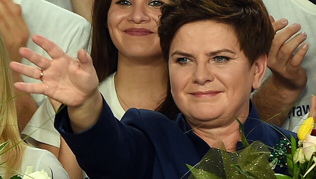 Wahlsiegerin Beata Szydlo von der nationalkonservativen Partei für Recht und Gerechtigkeit (Bild: APA/AFP/JANEK SKARZYNSKI)