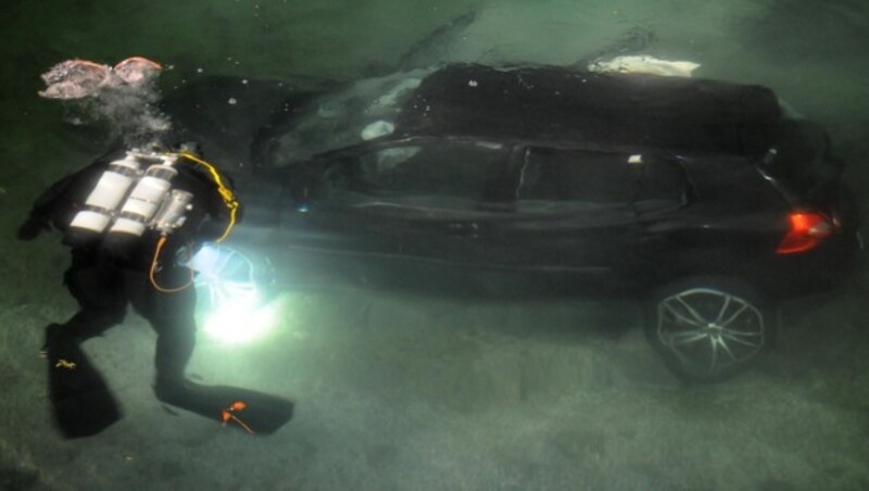 Ein Feuerwehrtaucher beim Unfallwagen (Bild: ZOOM-TIROL)