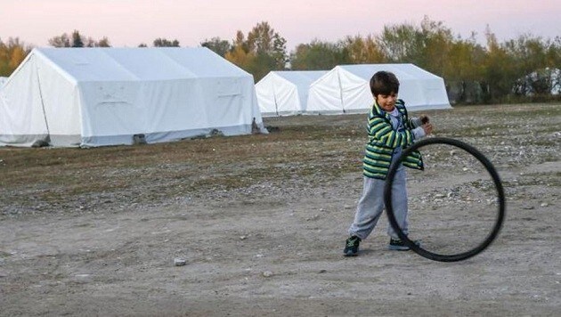 In diese Zelte kommen die Transitflüchtlinge, bevor es weiter geht. (Bild: Markus Tschepp)