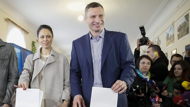 Vitali Klitschko und seine Ehefrau Natalia bei der Stimmabgabe am Sonntag in Kiew. (Bild: APA/EPA/SERGEY DOLZHENKO)