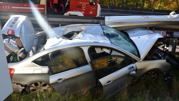 Bei dem Crash wurde auch ein Loch in das Dach des Wagens gerissen. (Bild: Einsatzdoku.at)