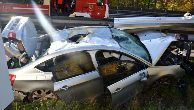 Bei dem Crash wurde auch ein Loch in das Dach des Wagens gerissen. (Bild: Einsatzdoku.at)