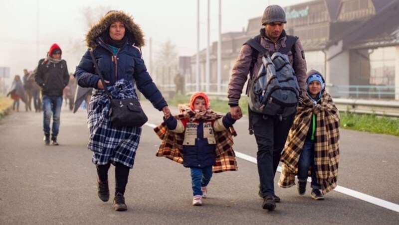 Flüchtlingsfamilien unterwegs durch Slowenien in Richtung Grenzübergang Spielfeld. (Bild: AFP)