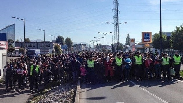 Das geordnete Chaos: 1.200 in Bewegung, eskortiert von Polizeikräften. (Bild: Franz Neumayr)