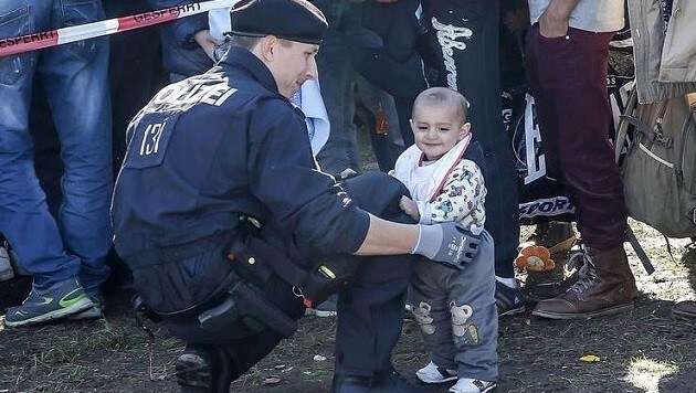 Liebevoll kümmern sich Polizisten um die Flüchtlingskinder. (Bild: Markus Tschepp)