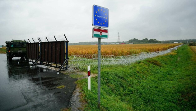 Kommen bald robustere Barrikaden als dieser mobile Drahtzaun an der slowenisch-ungarischen Grenze? (Bild: Jure Makovec/AFP)