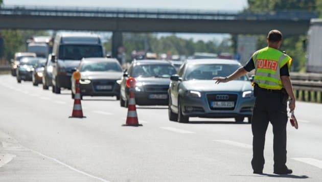 Keine Verkehrskontrollen mehr: Die deutsche Polizei ist wegen der Flüchtlingskrise überlastet. (Bild: APA/dpa/Armin Weigel)