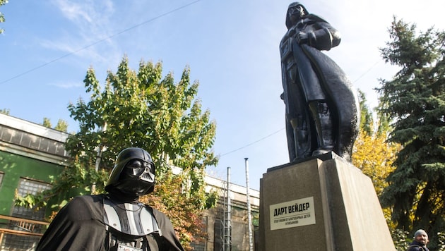 Zur feierlichen Einweihung der Statue kam auch ein kostümierter Darth Vader. (Bild: APA/AFP/VOLODYMYR SHUVAYEV)
