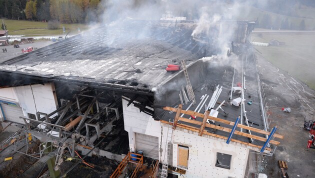 Der Brand zerstörte den Technikbereich und den Neubau. Mit der Sanierung wurde bereits begonnen. (Bild: ZOOM-Tirol)