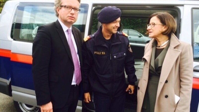 VP-Landesrat Christopher Drexler (li.) und Innenministerin Johanna Mikl-Leitner in Spielfeld (Bild: Christian Schulter)