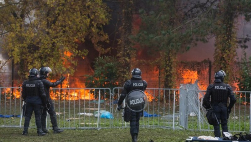 In einem Auffanglager für Flüchtlinge in Slowenien brach ein Feuer aus. (Bild: AP)