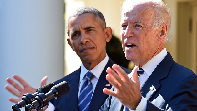 Biden (re.) und Obama (Bild: APA/AFP/JIM WATSON)
