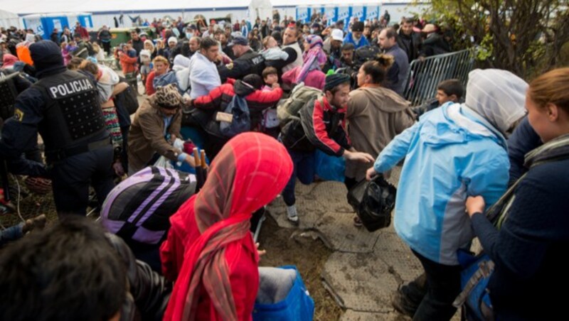 Szenen wie an der Grenze zu Slowenien 2015 sollen künftig verhindert werden. (Bild: AP)