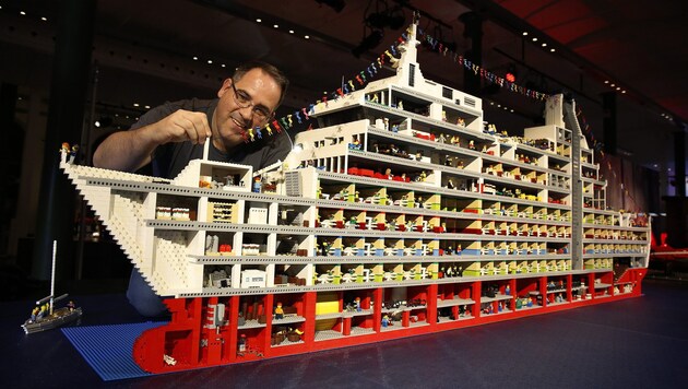 Kein Wunder, dass Lego-Steine knapp werden: dieser Australier verbrauchte Tausende für sein Schiff. (Bild: APA/EPA/DAVID MOIR)