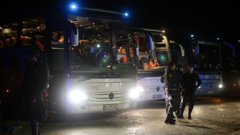 Flüchtlinge mussten zum Teil in Bussen die Nacht verbringen. (Bild: APA/AFP/Jure Makovec)