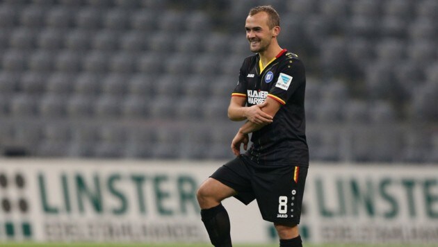Dank seines Tores zum 1:0-Sieg für Karlsruhe hatte Erwin Hoffer gut lachen. (Bild: GEPA)