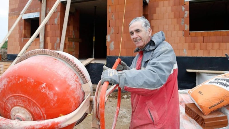 Vater Carlo Fontana packt in jeder freien Minute beim Hausbau fleißig mit an. (Bild: MARKUS TSCHEPP)