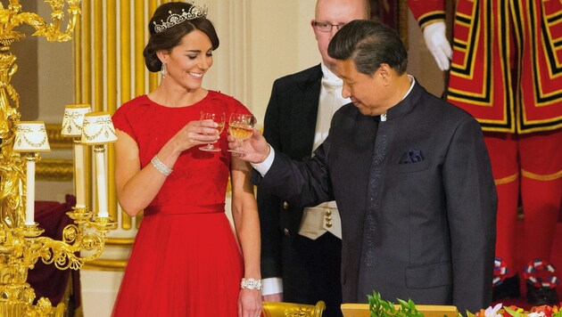 Kate feierte beim Staatsbankett für Chinas Präsident Xi Jinping eine glanzvolle Premiere. (Bild: APA/EPA/DOMINIC LIPINSKI)