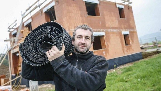 Salvatore Fontana vor seinem zukünftigem Heim: "Wir wollten kein Fertighaus mehr." (Bild: Markus Tschepp)