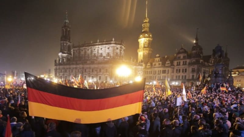 Pegida-Anhänger auf dem Dresdener Theaterplatz (Bild: APA/EPA/Michael Kappeler)