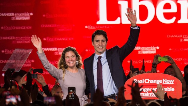 Siegerlächeln bei Liberalen-Chef Justin Trudeau und seiner Ehefrau Sophie (Bild: APA/AFP/NICHOLAS KAMM)
