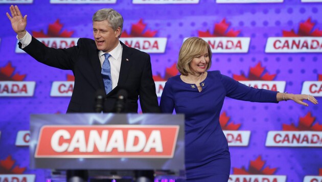 Der bisherige Premier Stephen Harper (mit Frau Laureen) nimmt nach seiner Wahlniederlage den Hut. (Bild: AP)