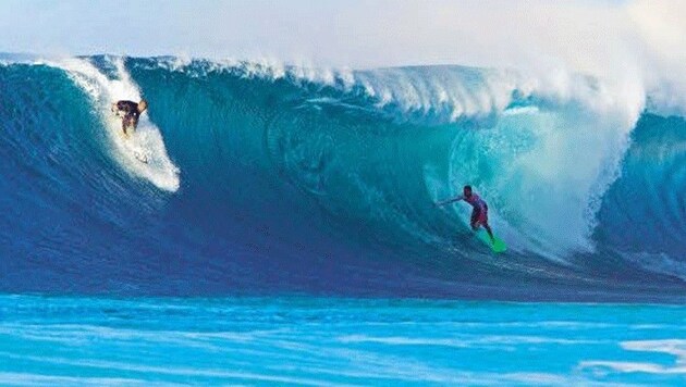 Hawaii ist dank spektakulärer Wellen seit Jahrzehnten ein Paradies für erfahrene Surfer. (Bild: AP)