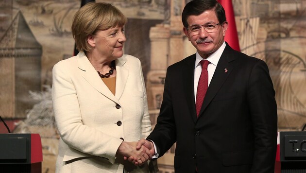 Kanzlerin Angela Merkel und Premier Ahmet Davutoglu in Istanbul (Bild: AP)