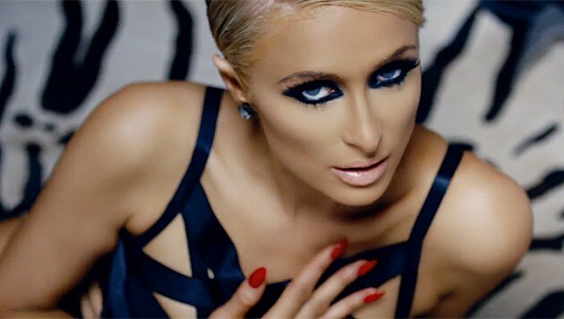 Paris Hilton im Clip zu "High Off My Love" (Bild: YouTube.com)