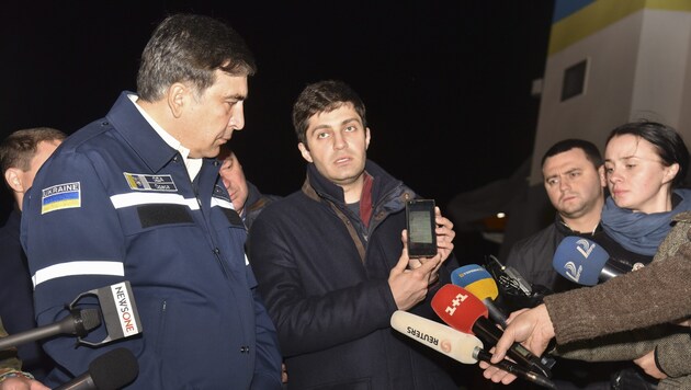 Gouverneur Micheil Saakaschwili in der Nähe des Unglücksortes (Bild: APA/EPA/SERGEY GUMENYUK)