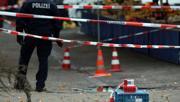 Der abgesperrt Tatort auf einem Wochenmarkt in Köln (Bild: APA/dpa/Oliver Berg)
