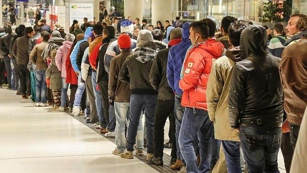 Salzburg-Hauptbahnhof, Freitagabend: In langen Schlangen warten 400 Flüchtlinge auf einen Sonderzug. (Bild: Markus Tschepp)